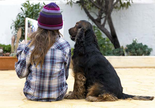 سگ کنار دختر