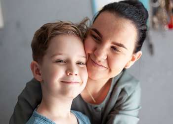 کودک اوتیستیک به پدر بیشتر علاقه دارد یا مادر؟ + ۴ دلیل گرایش عاطفی کودکان اوتیسم
