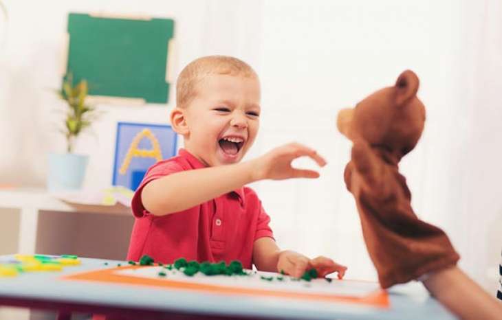 بهترین فعالیت و بازی برای کودکان اتیسم چیست؟ + ۱۰ بازی جذاب و مؤثر